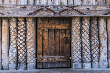 T&uuml;r und verzierte Holzfassade einer Wikingerh&uuml;tte
