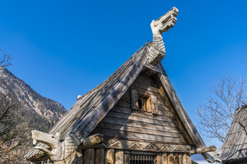 Wikingerhütte aus Holz mit Drachenskulpturen 