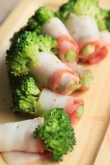 Obraz na płótnie Canvas Bacon wrapped vegetables broccoli