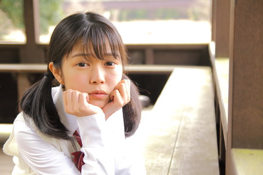 頬ずえを付く女子生徒