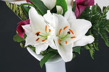 Weiße Lilien in der Vase