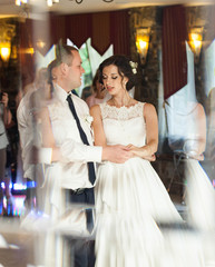 Naklejka premium tender first dance of fashionable beautiful happy bride and groo