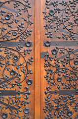 mit Ranken beschlagene Tür