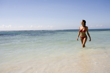 Fototapeta na wymiar belle femme en maillot à la plage