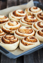 Preparation process of cinnamon rolls