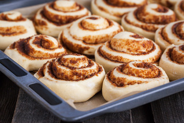 Preparation process of cinnamon rolls