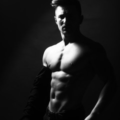 Fototapeta premium Seksowny mężczyzna z nagim torsem