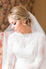 Fototapeta na wymiar Beautiful bride in white wedding dress