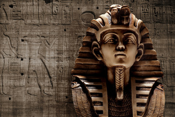 Masque de Toutankhamon pharaon en pierre