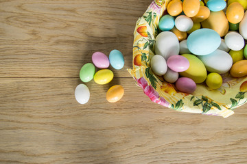 Uova di Pasqua confettate in cioccolato e zucchero 