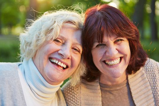 Zwei glückliche ältere Frauen im Garten
