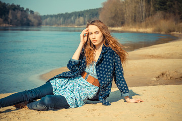 Dreamy lonely hipster girl on the sand. beautiful hipster girl