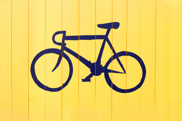 Fahrrad - Rennrad auf gelbem Hintergrund aus Holz