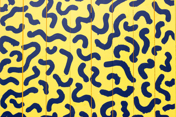 Abstraktes Motiv auf gelbem Hintergrund aus Holz