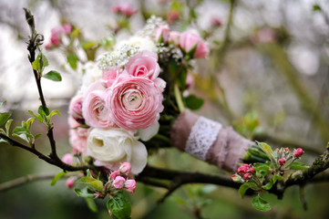 blühender apfelbaum mit einem blumenstrauß
