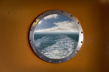 Bullauge eines Schiffes mit Blick aufs Meer