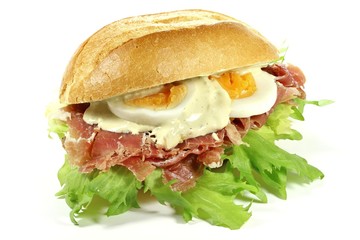 frisch belegtes Schinkenbrötchen isoliert auf weißem hintergrund