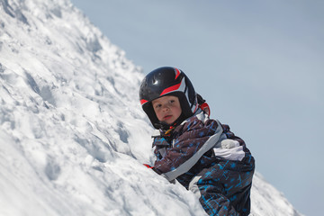 Fototapeta na wymiar little boy in the Austrian Alps