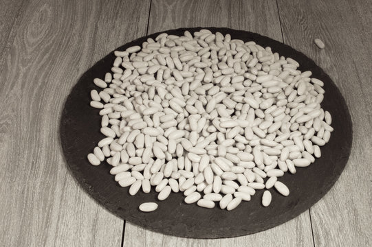 Alubias, habichuelas en un plato sobre la mesa.