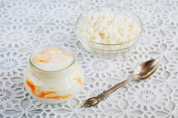 Obraz na płótnie Canvas Healthy breakfast: milk, cottage cheese, yoghurt.