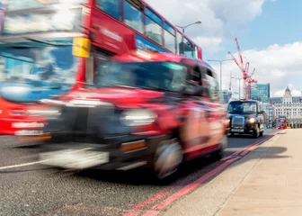 Rolgordijnen Londen vervoersconcept. Rode bus en zwarte taxicabine Bewegingsonscherpte © jgolby