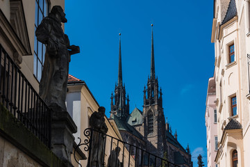 Fototapeta na wymiar Peter Skulptur vor St. Peter und Paul Kathedrale, Brünn, Brno, Tschechien