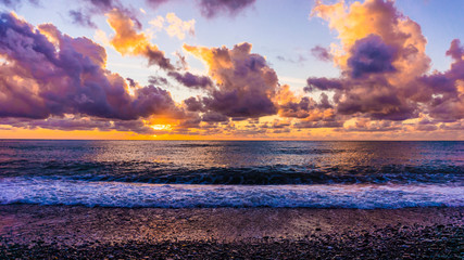 Obraz na płótnie Canvas Beautiful sunset above the sea. sea sunset
