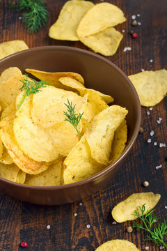 Crispy potato chips with greens in a bowl