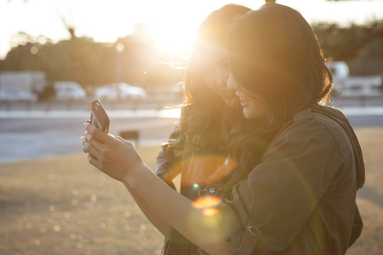 「親友」の写真素材 | 119,843件の無料イラスト画像 | Adobe Stock