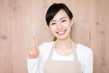 説明する女性