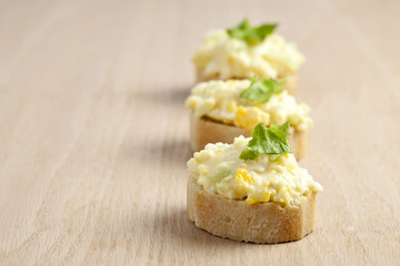 in lined egg sandwich with leafs