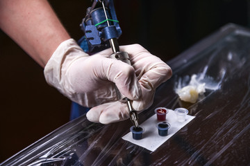 Tatooist holding a tatoo machine