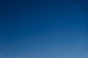 暮れる空と月