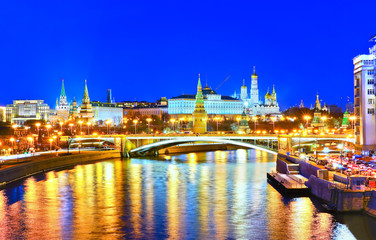 Obraz premium The Kremlin along the Moscow River in Moscow at night