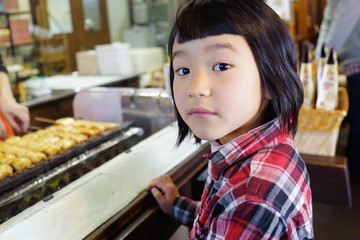 やきまんじゅうと少女　おかっぱ頭　バストショット　観光