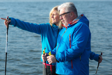 senioren machen sport im urlaub