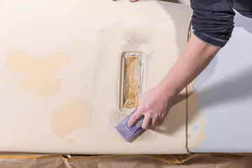 Schleifarbeiten an einem Oldtimer Auto