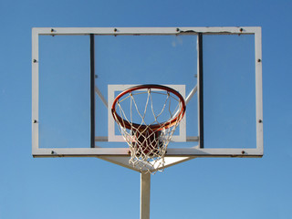 Basketball hoop on an outdoor court © snowyns