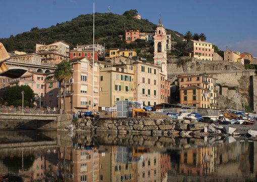 Il paesino di Sori si specchia nelle acque del mar Ligure in provincia di Genova