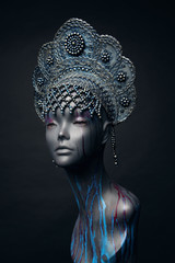 Mannequin in silver head wear