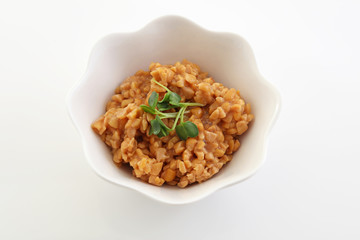 小皿に入れた納豆