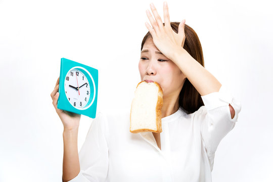 遅刻　パンを咥えて慌てる女性