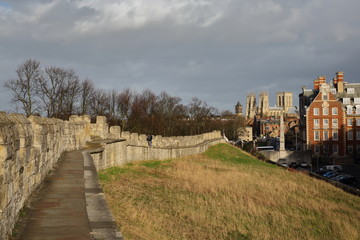 Les remparts de la ville de York avec The Minster en arrière plan – Angleterre