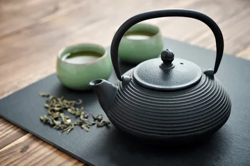 Foto auf Acrylglas Tee Grüner Tee in gusseiserner Teekanne