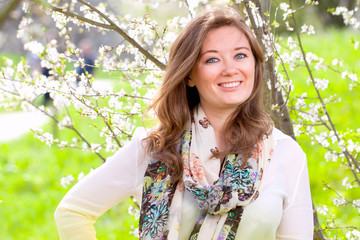 Gückliche Frau im Garten (frühlingsanfang) 