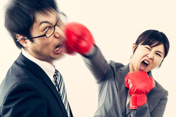 男を殴る女性　ボクシンググローブ