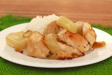 Rosted chicken with apples, onion and rice on the green gunny cloth