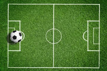 Fußball auf grünem Rasen mit Makierung