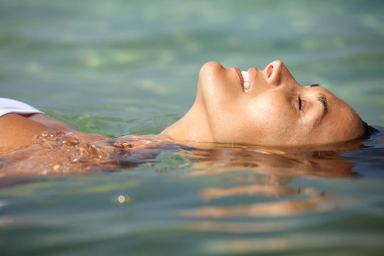 femme se relaxant dans l'eau