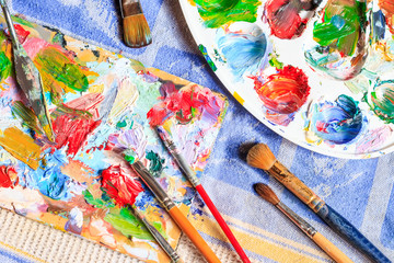 Obraz premium Colourful oil paint, different types of brushes and palette